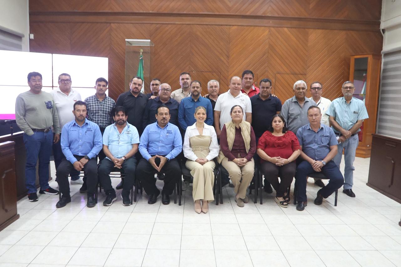 Reunión entre transportistas y Estrella Palacios en la Sala de Cabildo de Mazatlán