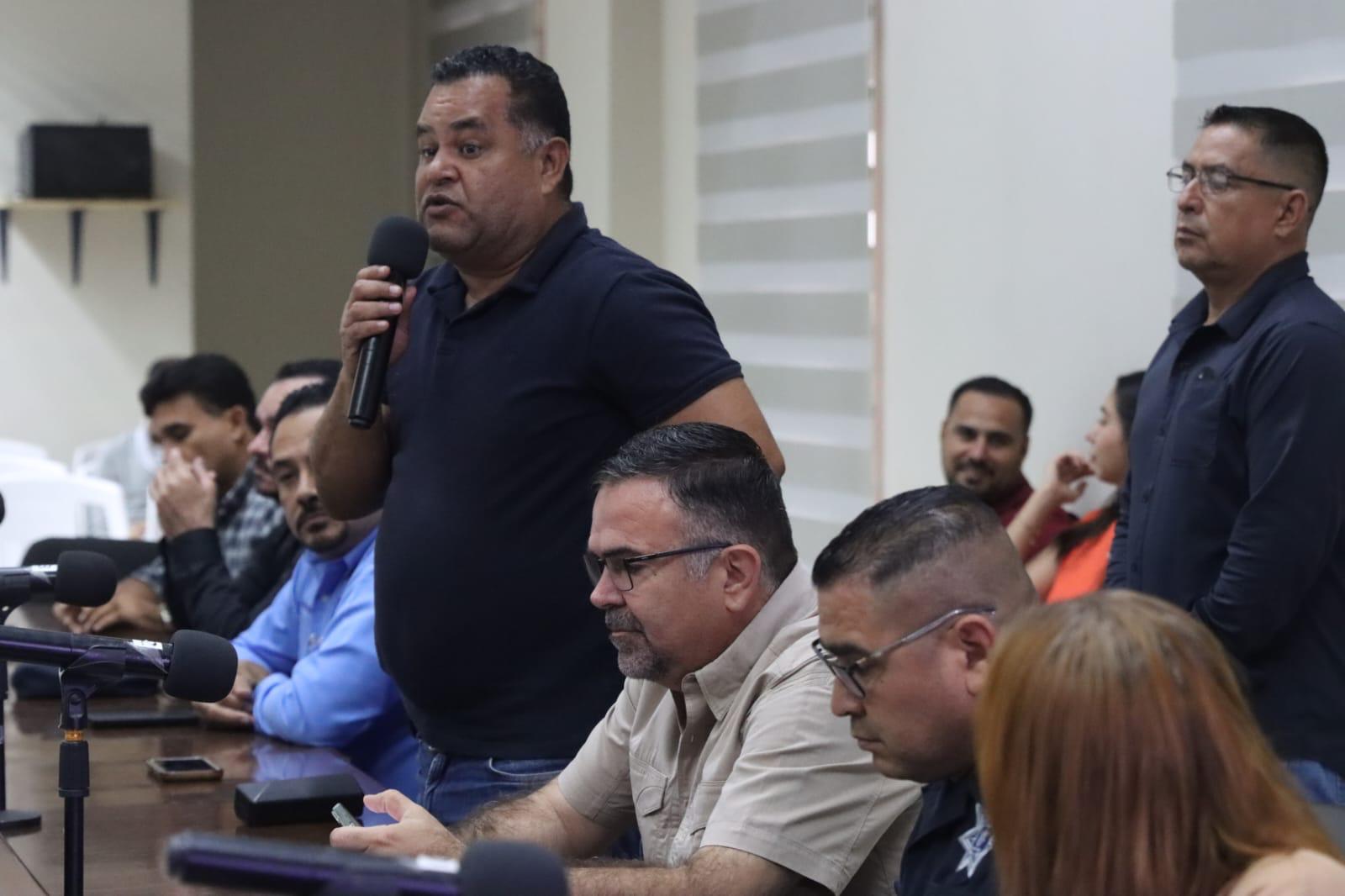Reunión entre transportistas y Estrella Palacios en la Sala de Cabildo de Mazatlán