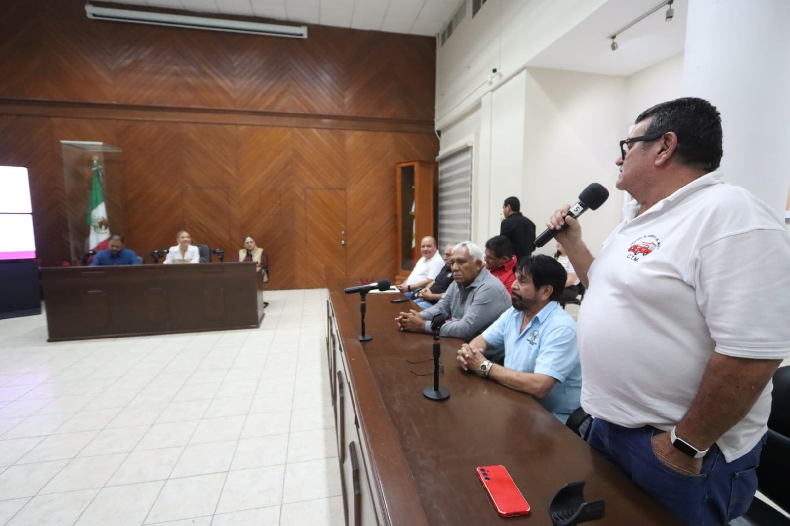 Reunión entre transportistas y Estrella Palacios en la Sala de Cabildo de Mazatlán