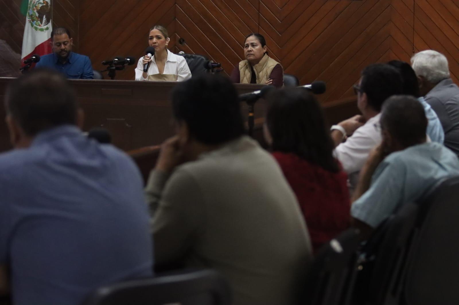 Reunión entre transportistas y Estrella Palacios en la Sala de Cabildo de Mazatlán
