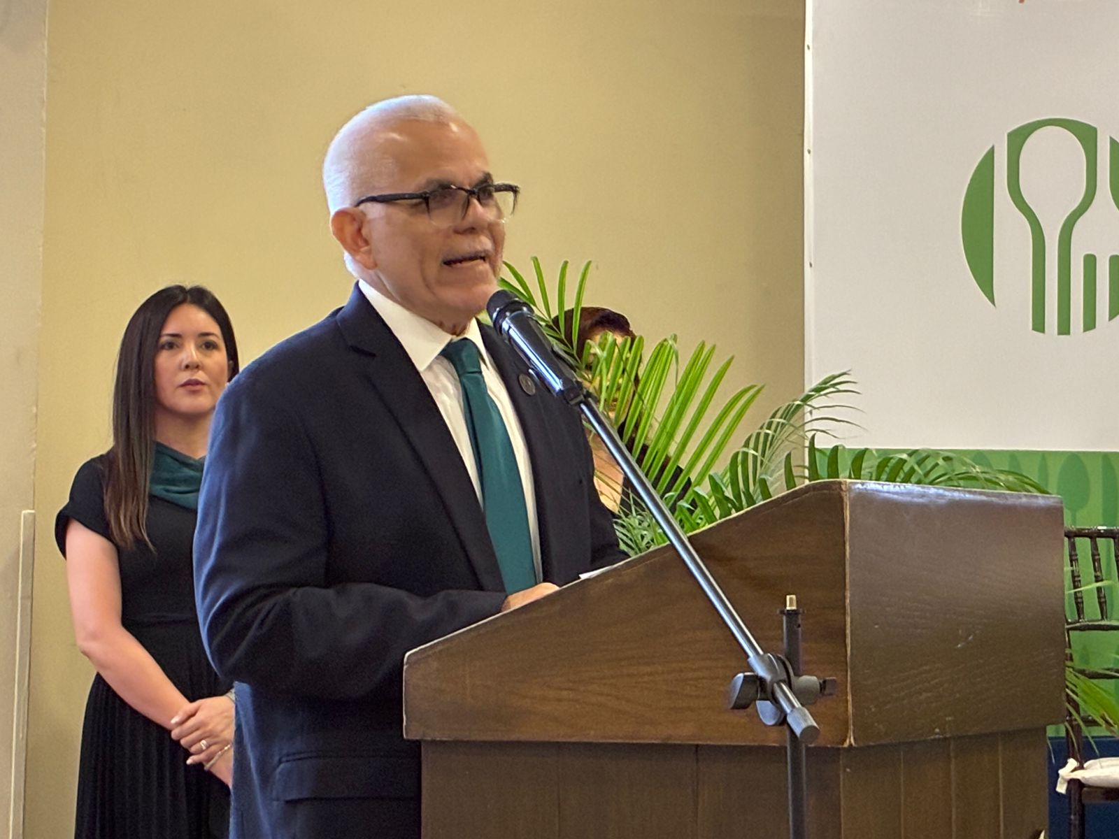 Mario Zazueta Félix rinde protesta como presidente del Consejo Empresarial Restaurantero