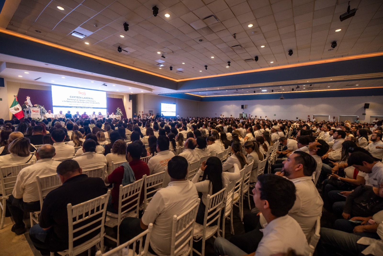 Rocha Moya entrega bases a trabajadores del SNTE 53