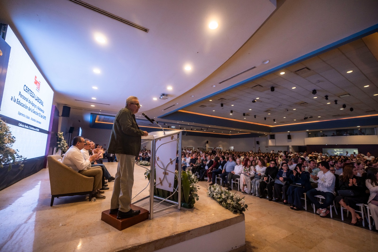 Rocha Moya entrega bases a trabajadores del SNTE 53