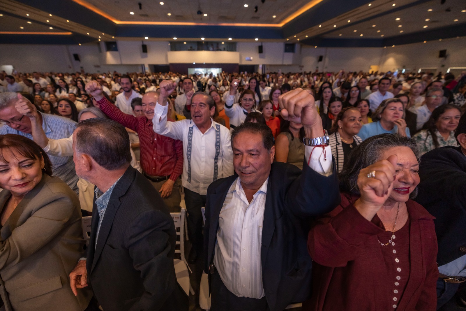 Rocha Moya entrega bases a trabajadores del SNTE 53