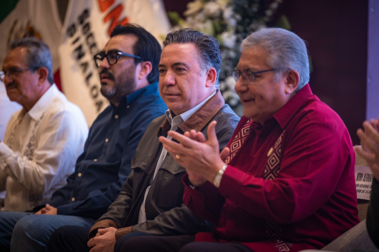 Rocha Moya entrega bases a trabajadores del SNTE 53