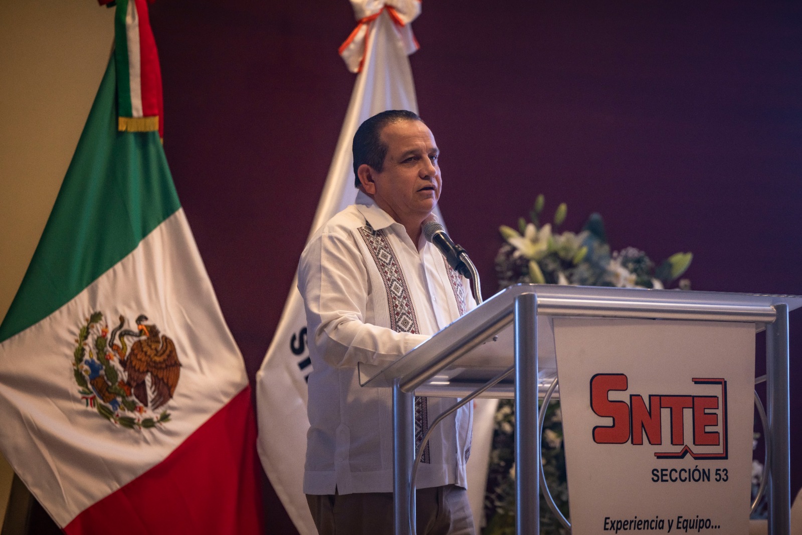 Rocha Moya entrega bases a trabajadores del SNTE 53