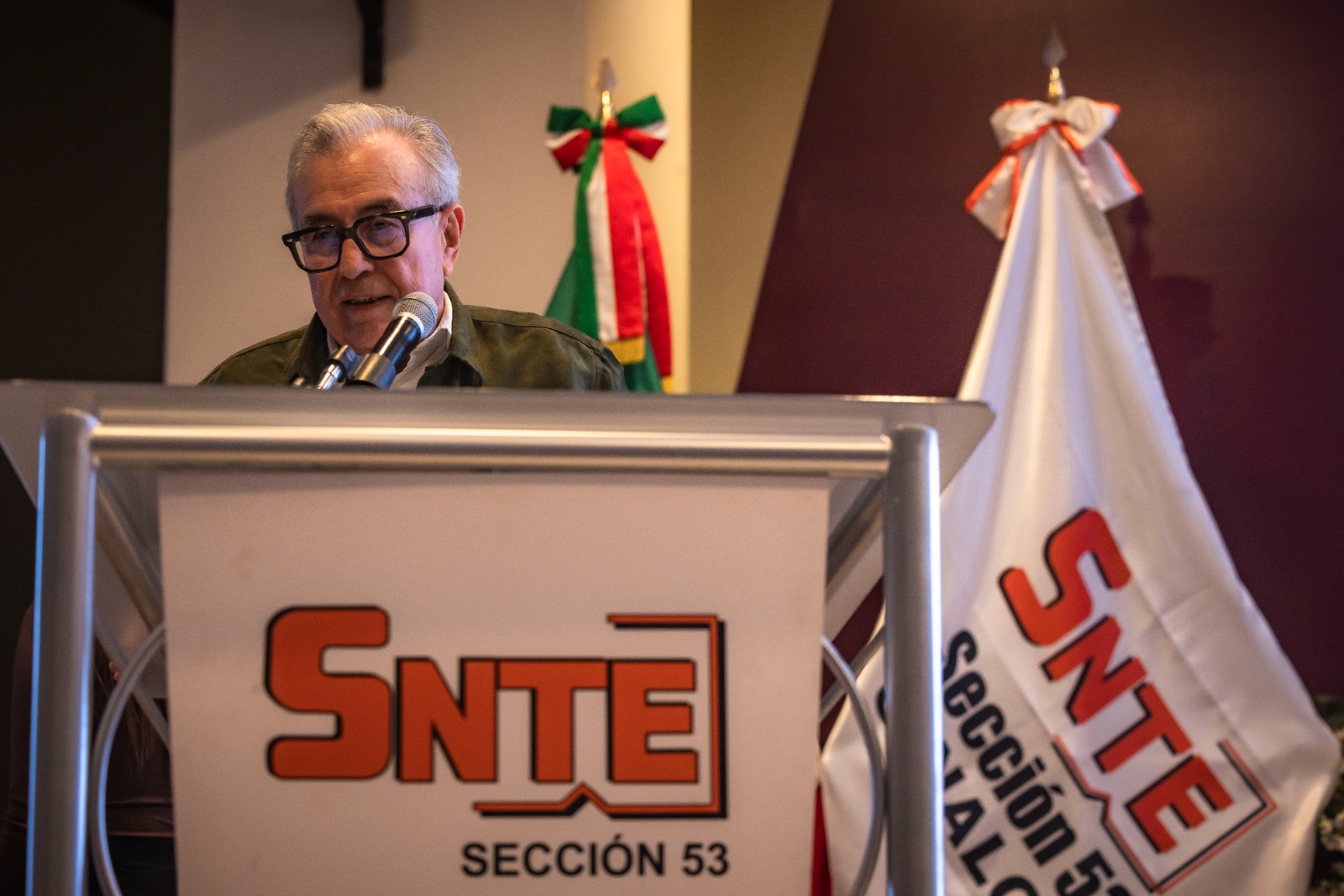 Rocha Moya entrega bases a trabajadores del SNTE 53