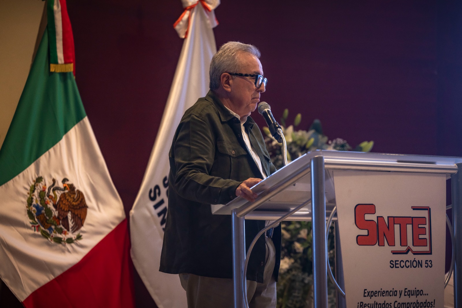 Rocha Moya entrega bases a trabajadores del SNTE 53