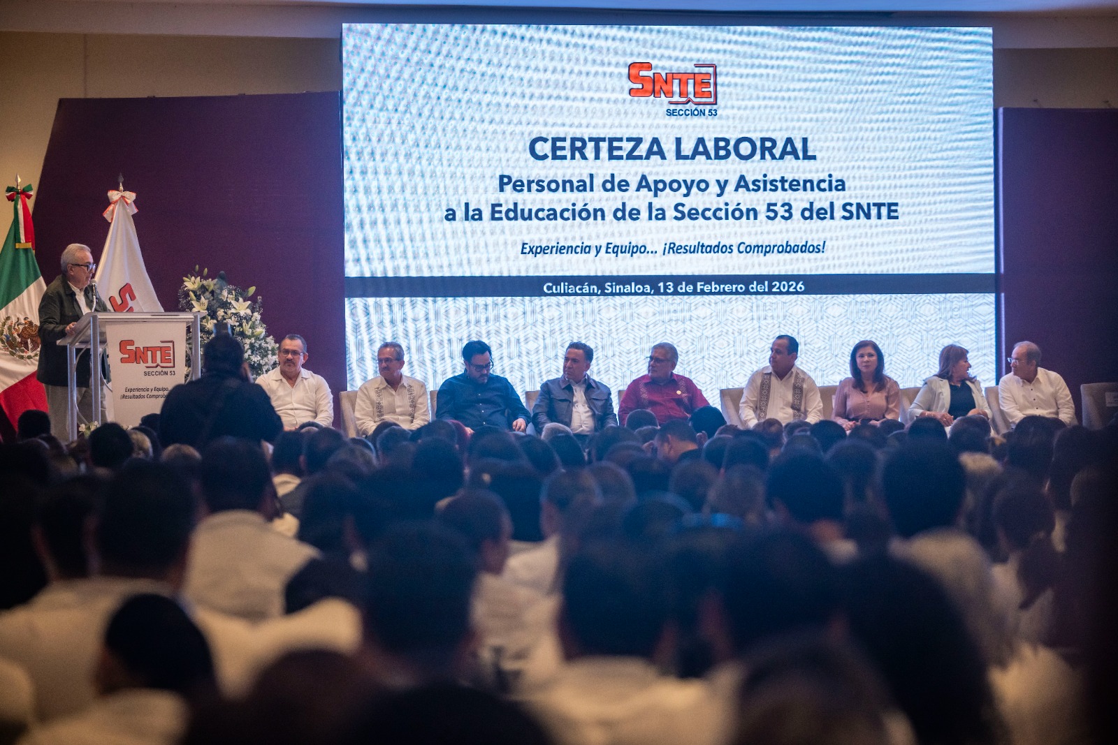Rocha Moya entrega bases a trabajadores del SNTE 53