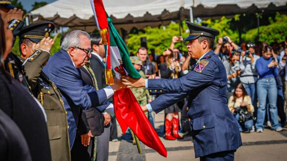 Encabeza Rocha abanderamiento de 34 escuelas en conmemoración del Día de la Bandera en Sinaloa