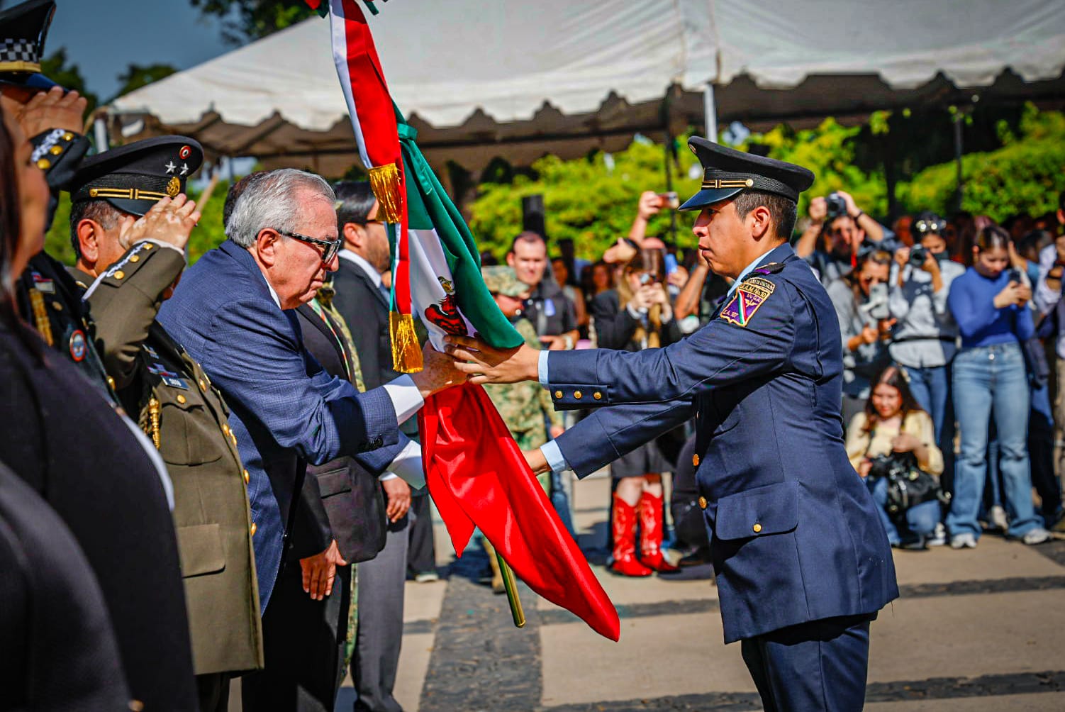 Rubén Rocha recibiendo bandera