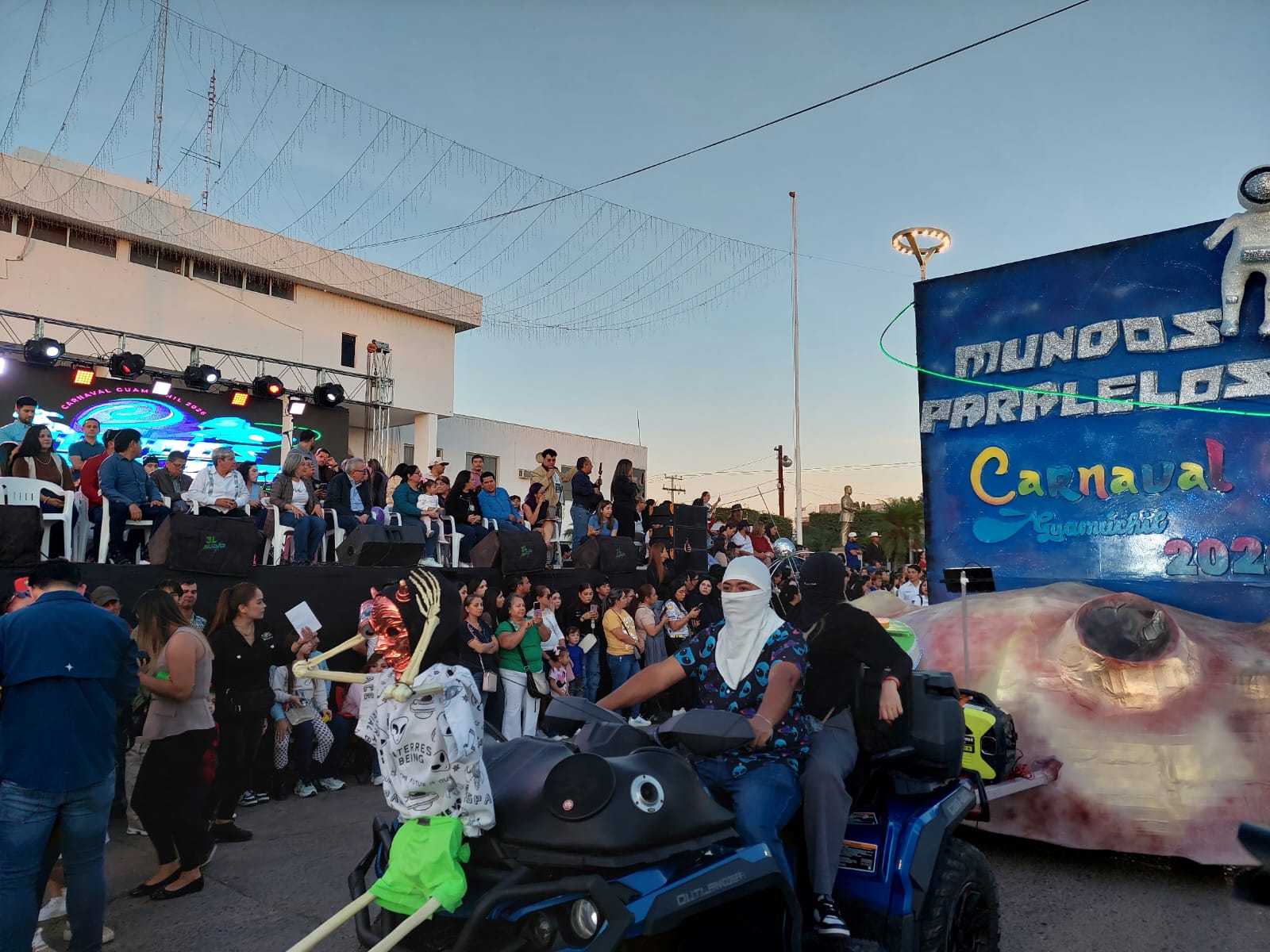 Rubén Rocha Moya asiste al Carnaval de Guamúchil 2026