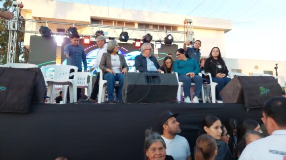 Rubén Rocha Moya disfruta del Carnaval Guamúchil 2026
