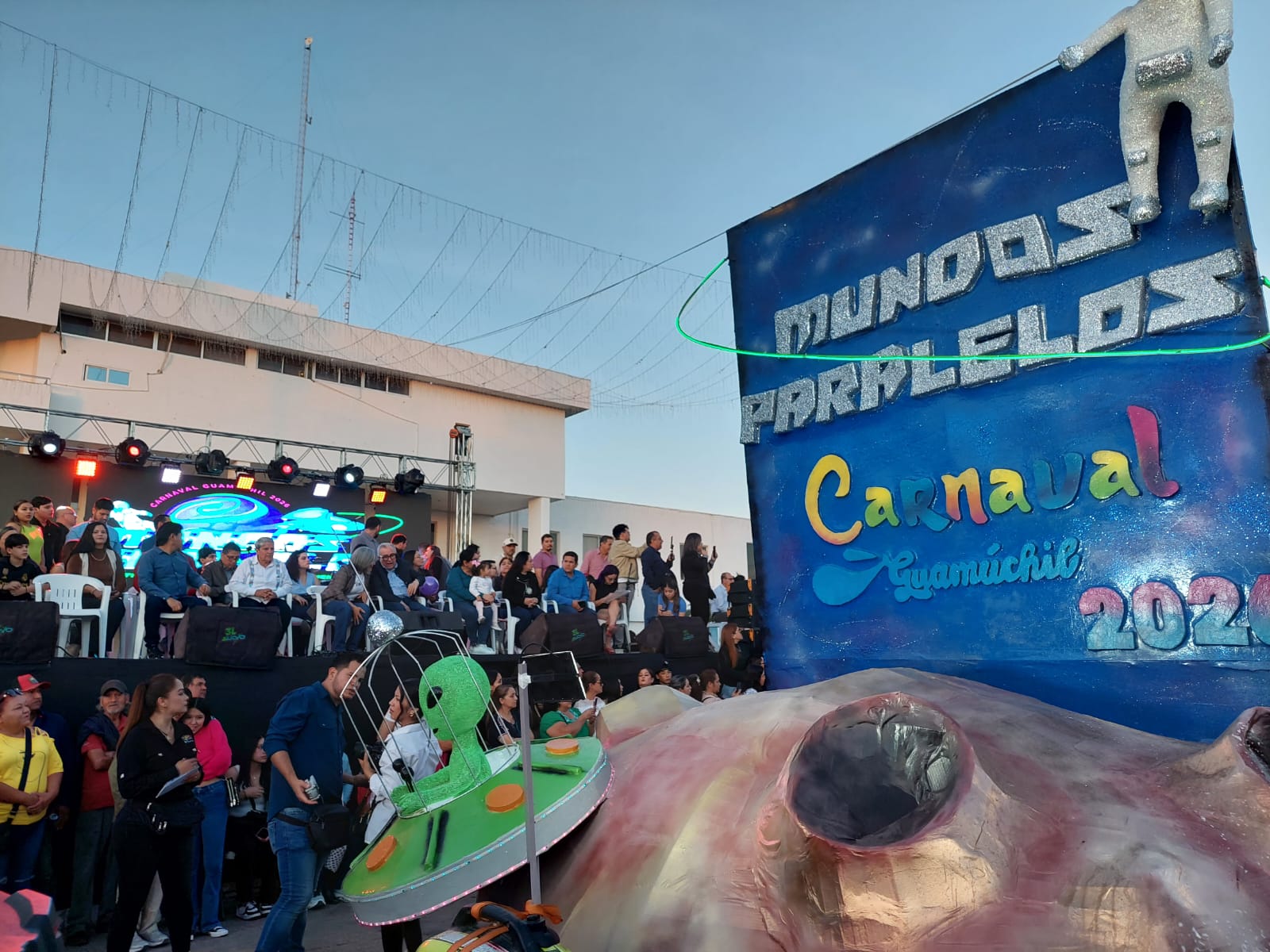 Rubén Rocha Moya asiste al Carnaval de Guamúchil 2026