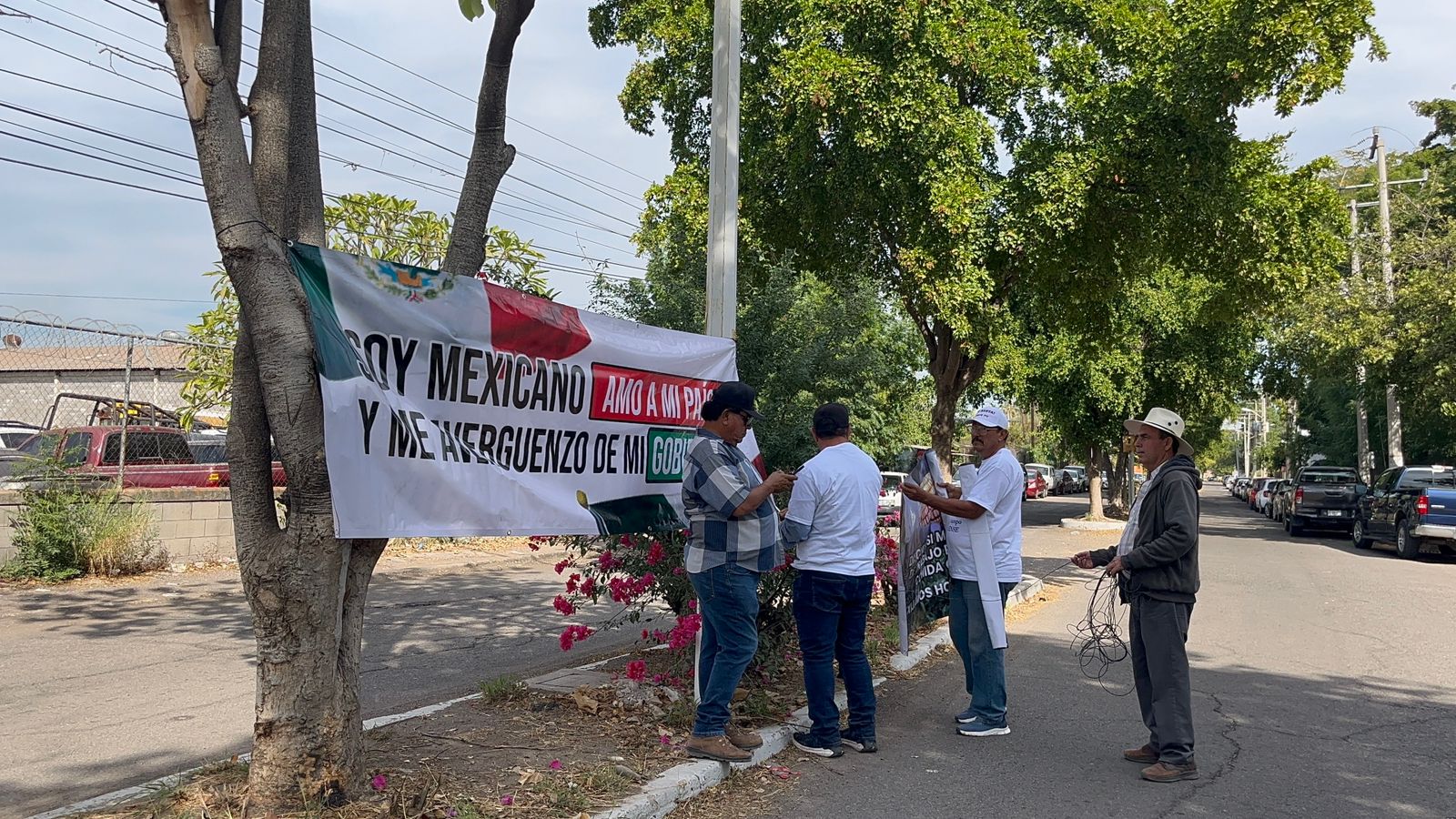 Productores se manifiestan en oficinas de SADER
