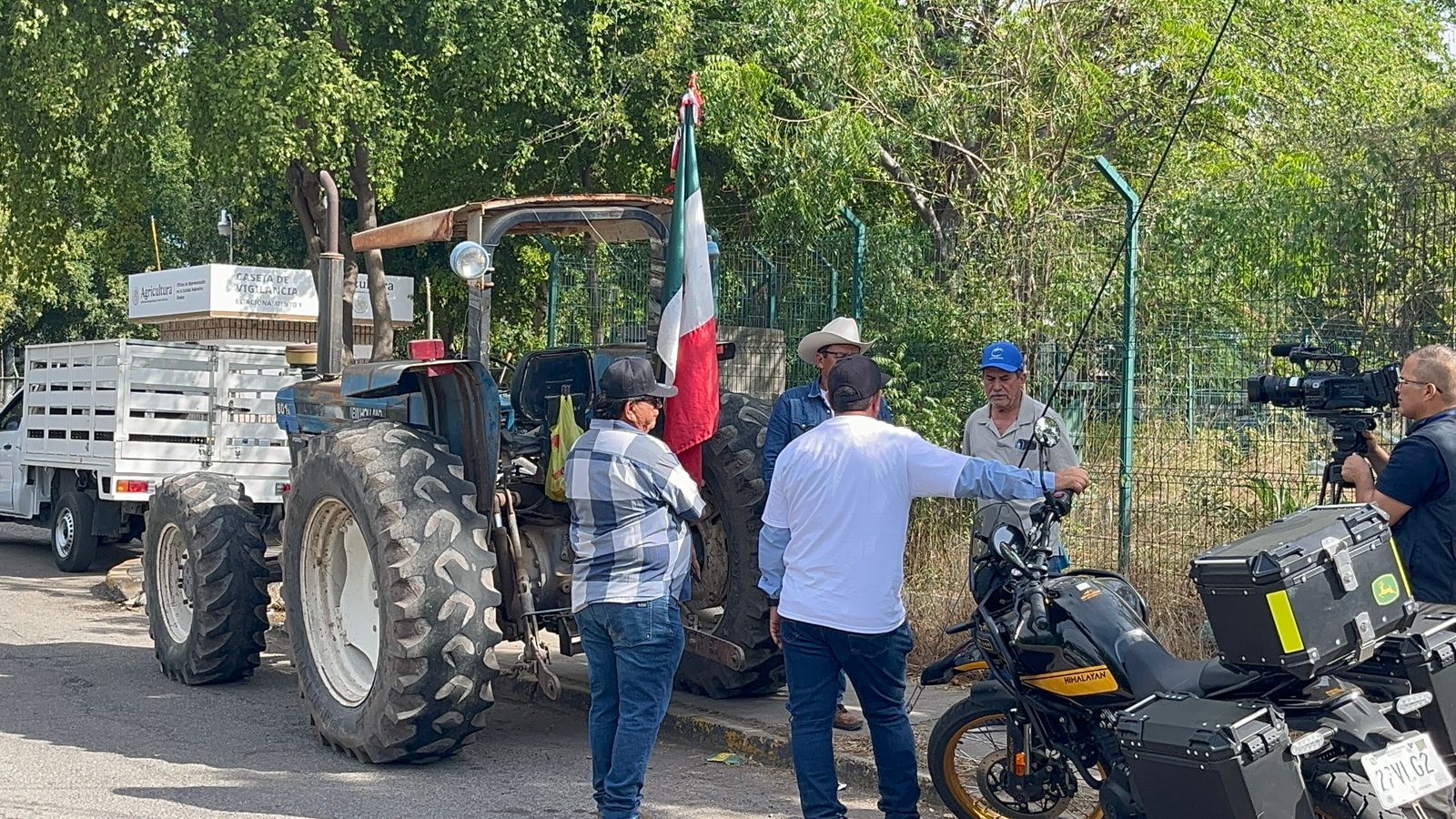 Productores se manifiestan en oficinas de SADER