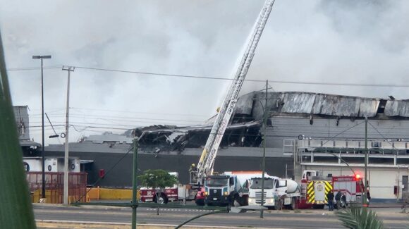 Incendio de gran magnitud, consume a Sam’s Club de Hermosillo; se reporta pérdida total (video)
