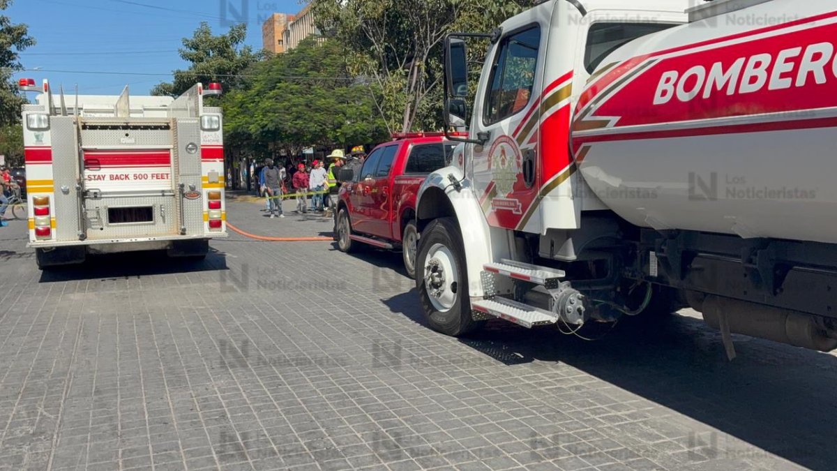 se incendia negocio de bisuterias y accesorios en el centro de los mochis bomberos