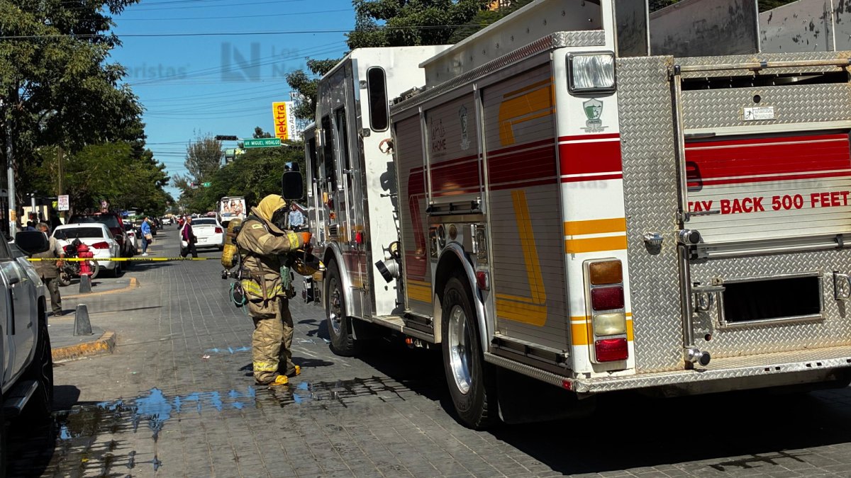 se incendia negocio de bisuterias y accesorios en el centro de los mochis cuerpos de bomberos