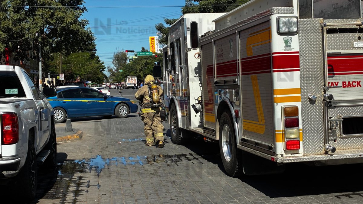 se incendia negocio de bisuterias y accesorios en el centro de los mochis sin