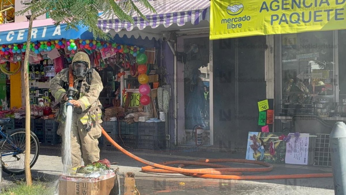 se incendia negocio de bisuterias y accesorios en el centro de los mochis