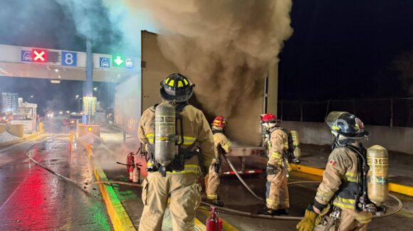 Arde tráiler en la autopista y moviliza a cuerpos de emergencia en Villa Unión, Mazatlán, Sinaloa