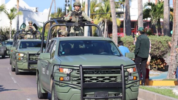 Intentan asaltar a pareja al salir de un cajero automático en Mazatlán, Sinaloa; al no lograrlo, disparan contra su vehículo