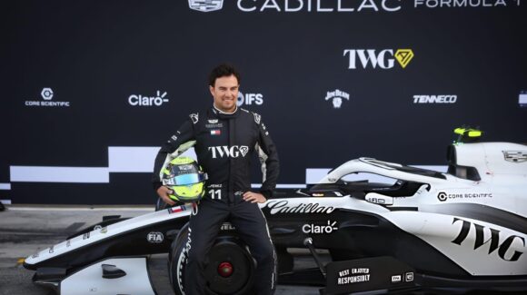 ¡Regresa! Checo Pérez se presenta con Cadillac en el primer día de pruebas en Bahrain