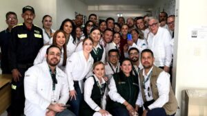 sheinbaum visita farmacia de un centro de salud en sinaloa empleados