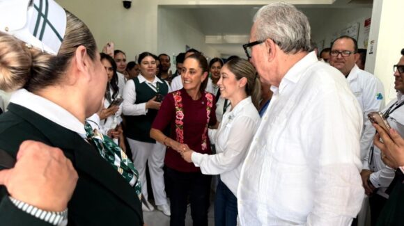Sheinbaum entra a farmacia de un centro de salud en Sinaloa; lo halló al 100% de medicamentos: Rocha