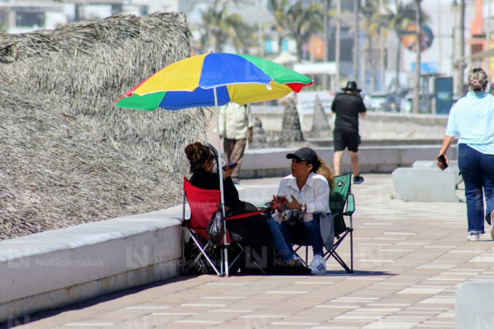 Sillas en el Malecón previo al primer desfile del Carnaval