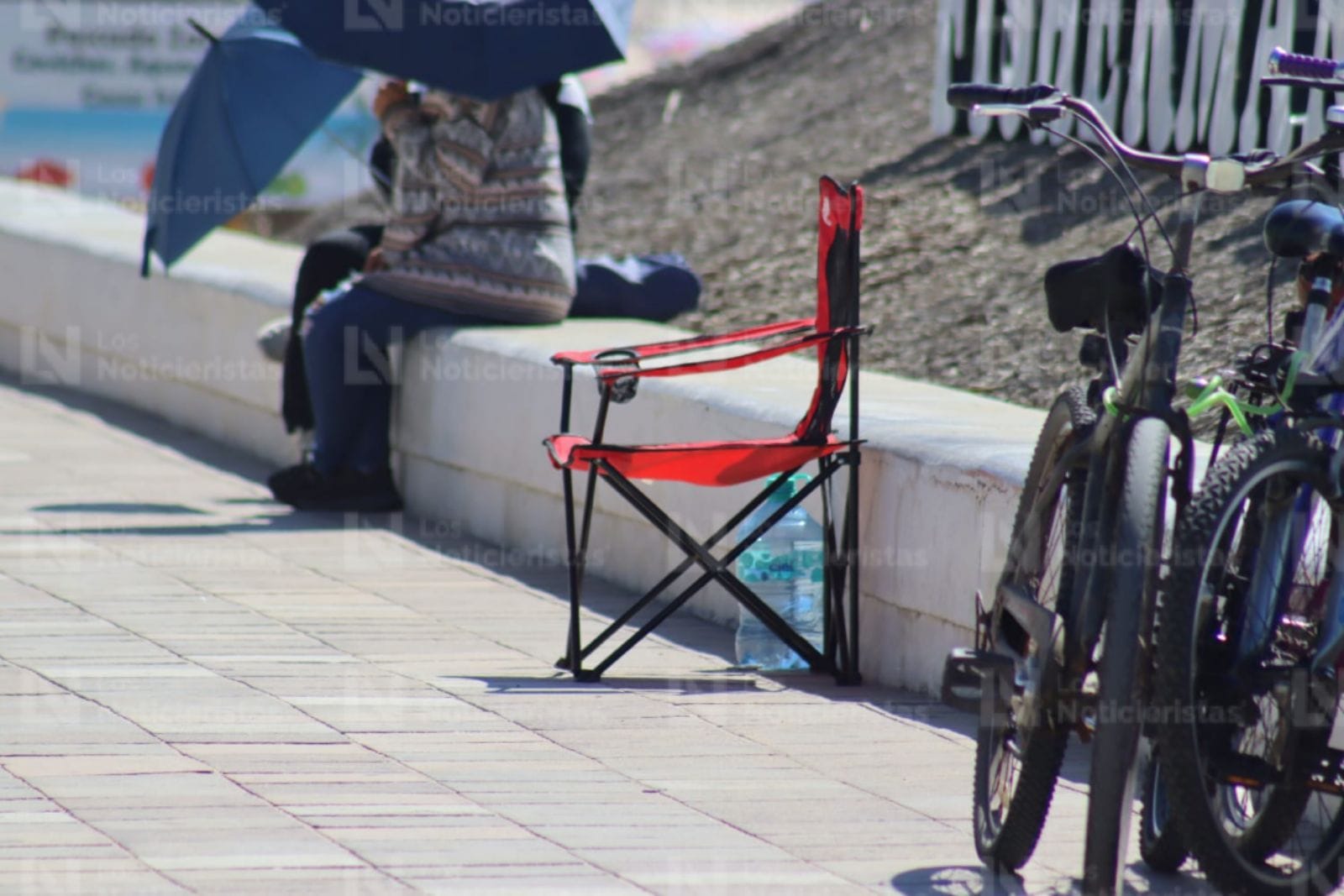 Sillas en el Malecón previo al primer desfile del Carnaval