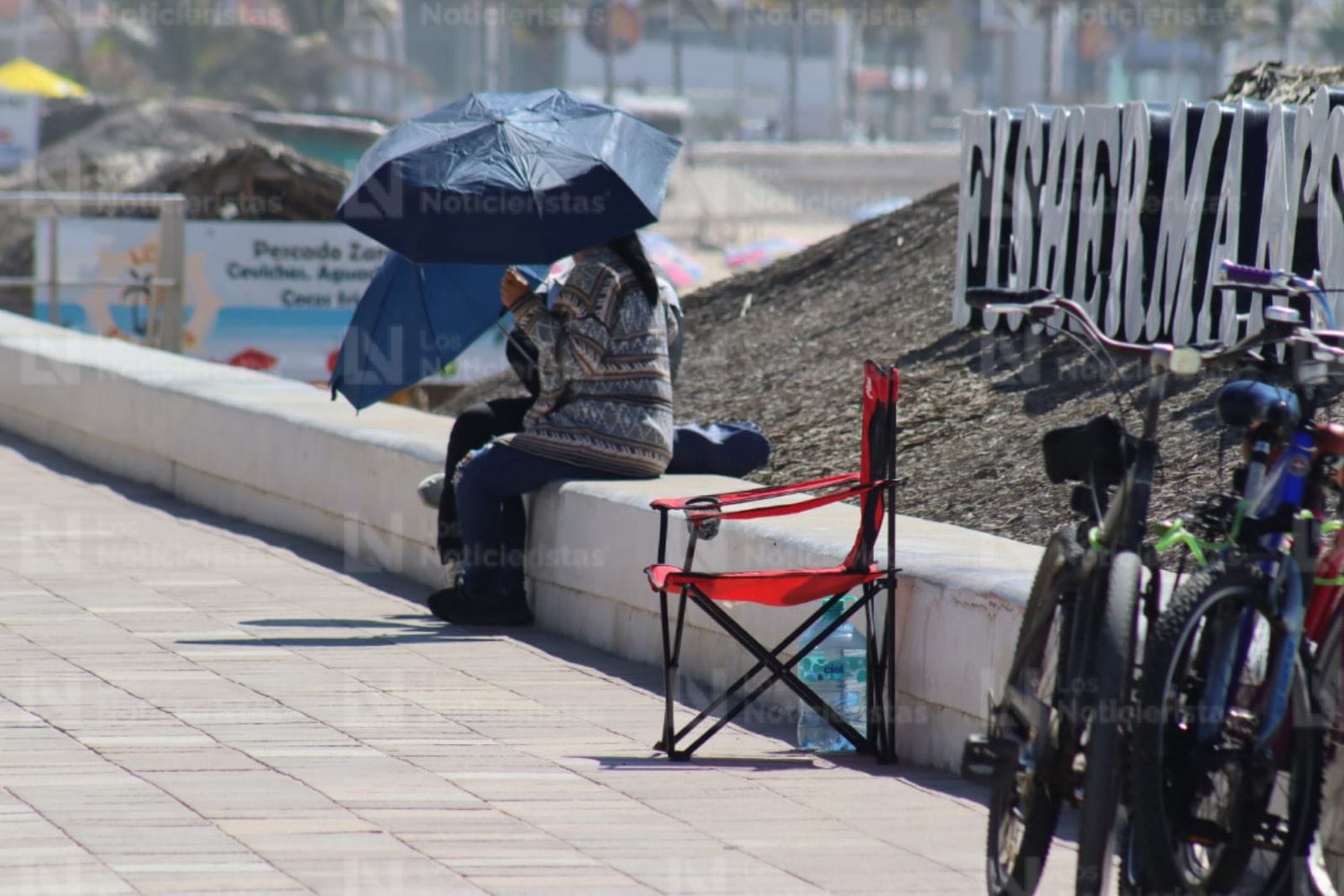 Sillas en el Malecón previo al primer desfile del Carnaval
