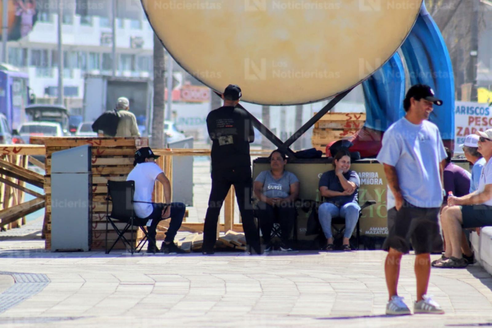 Sillas en el Malecón previo al primer desfile del Carnaval