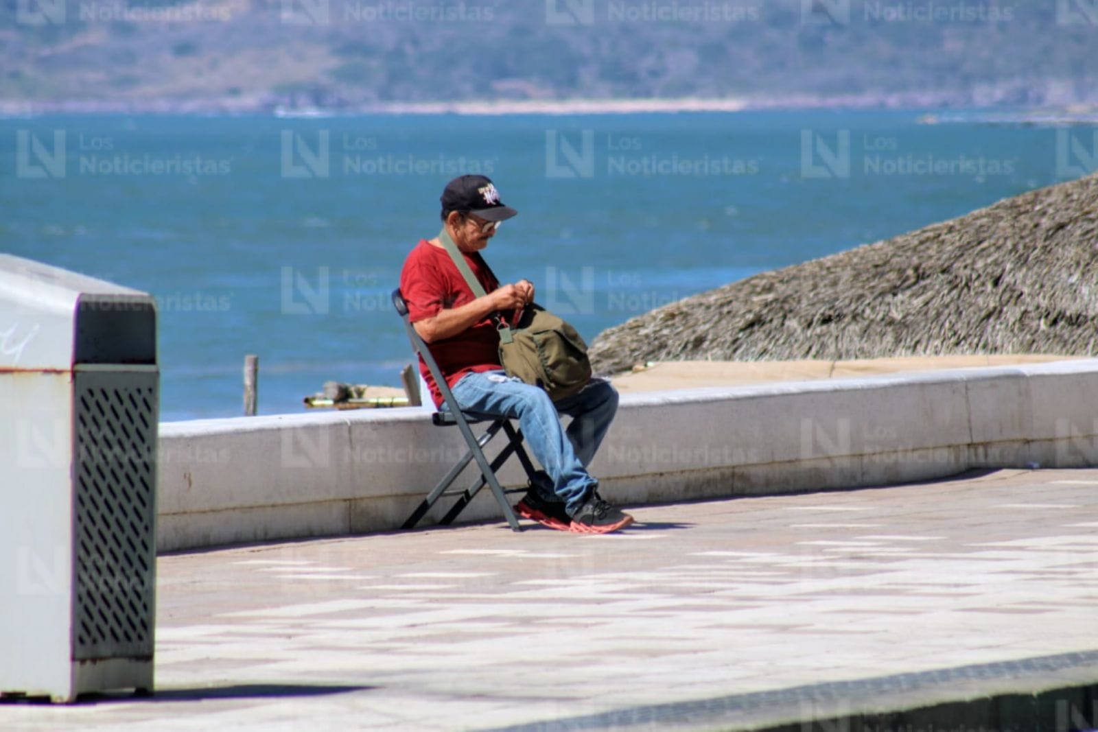 Sillas en el Malecón previo al primer desfile del Carnaval