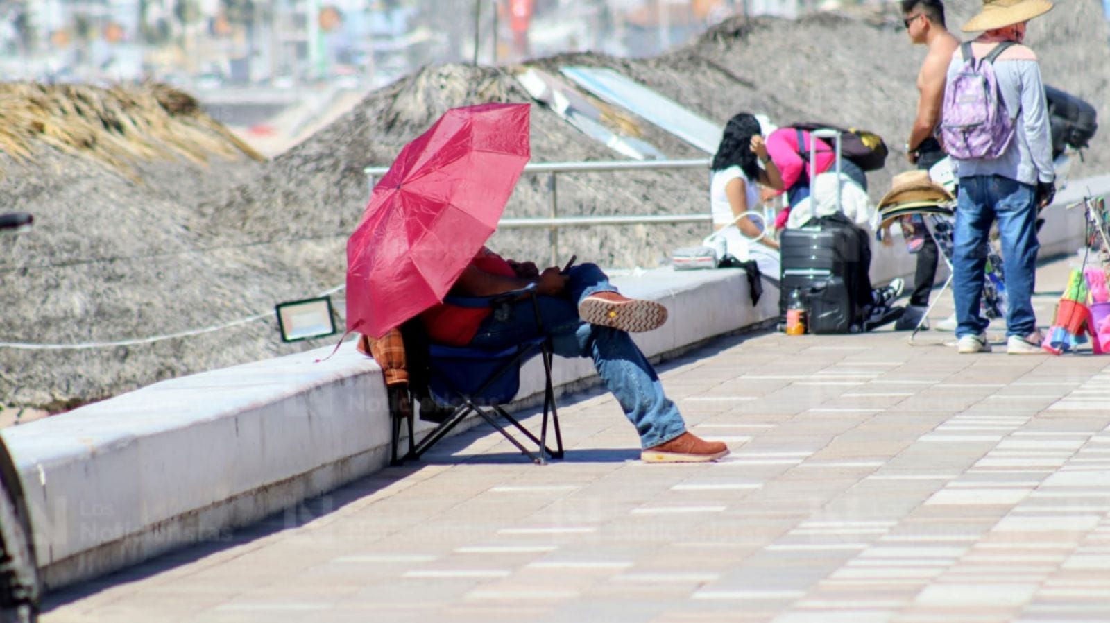 Sillas en el Malecón previo al primer desfile del Carnaval