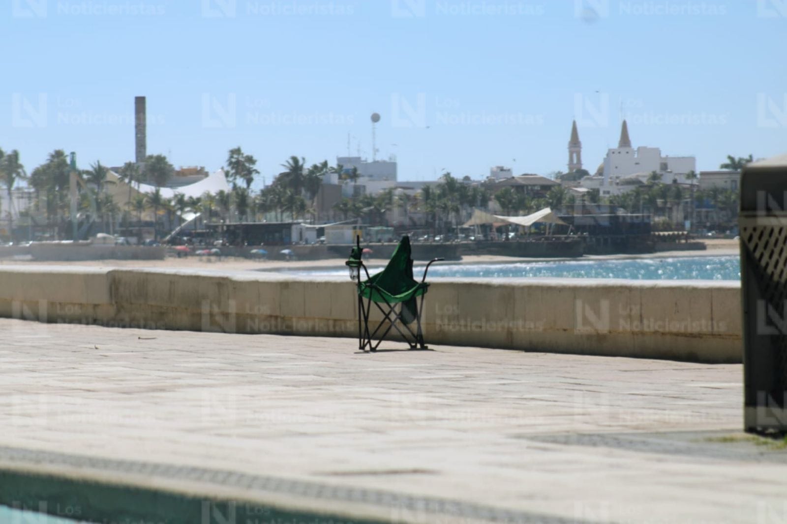 Sillas en el Malecón previo al primer desfile del Carnaval