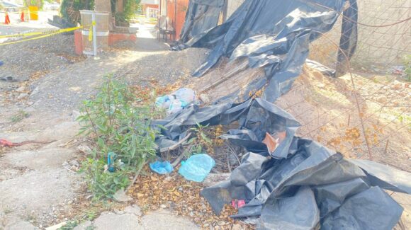 Además del socavón vecinos de la calle Juan Carrasco denuncian banquetas intransitables, en Guasave, Sinaloa