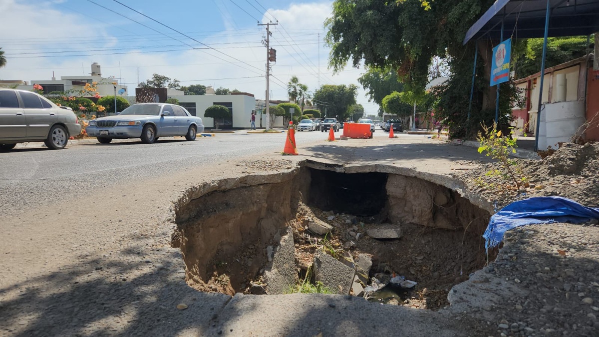 Socavón en la calle Juan Carrasco en el Centro de Guasave