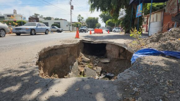 Ya hay empresa para reparar el socavón de la Juan Carrasco, en Guasave, Sinaloa; obra iniciará aun sin anticipo