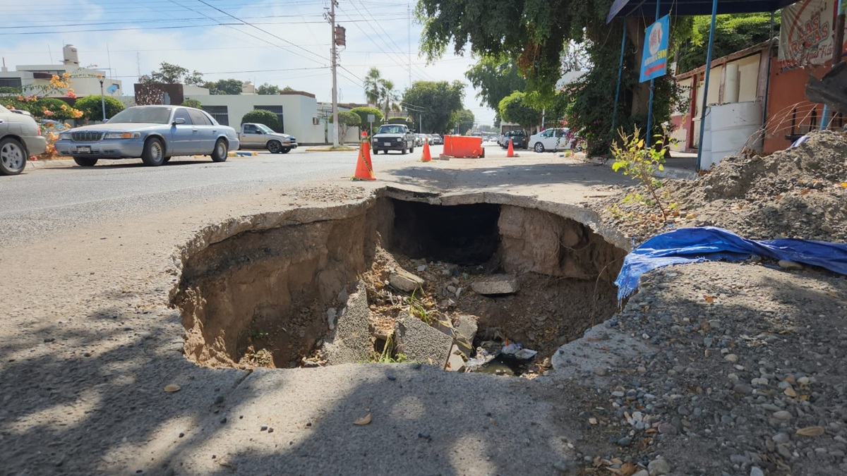 Socavón en la calle Juan Carrasco en el Centro de Guasave