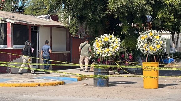 FGE acude a realizar diligencias al socavón de la calle Juan Carrasco, en Guasave, Sinaloa