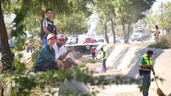 Supervisa Estrella Palacios el inicio de limpieza y desazolve en canal pluvial de Pradera Dorada en Mazatlán, Sinaloa