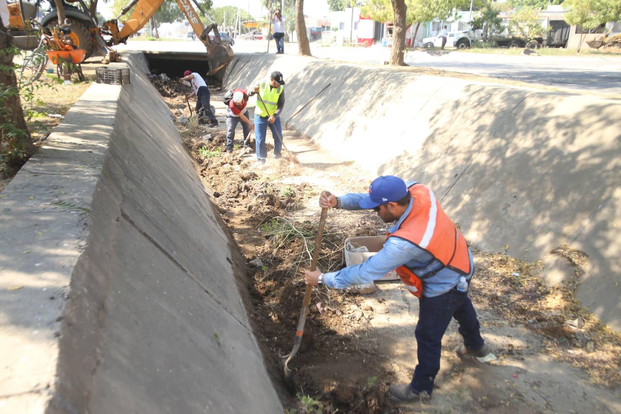 Supervisión de limpieza de canal pluvial en Pradera Dorada, en Mazatlán