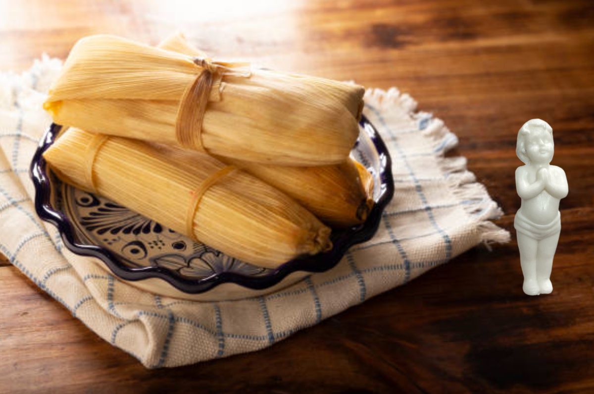 Tamales y monito representando al Niño Jesús por el Día de la Candelaria