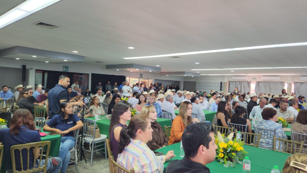 teodoro lopez menchaca en su primer informe de labores asistentes