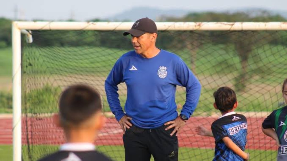 tino padilla solian coordinador de la academia de futbol leones sam