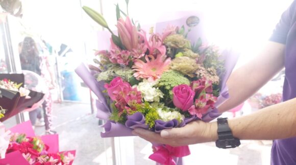 Tonos rositas y flor surtida, la tendencia para este 14 de febrero en Salvador Alvarado, Sinaloa