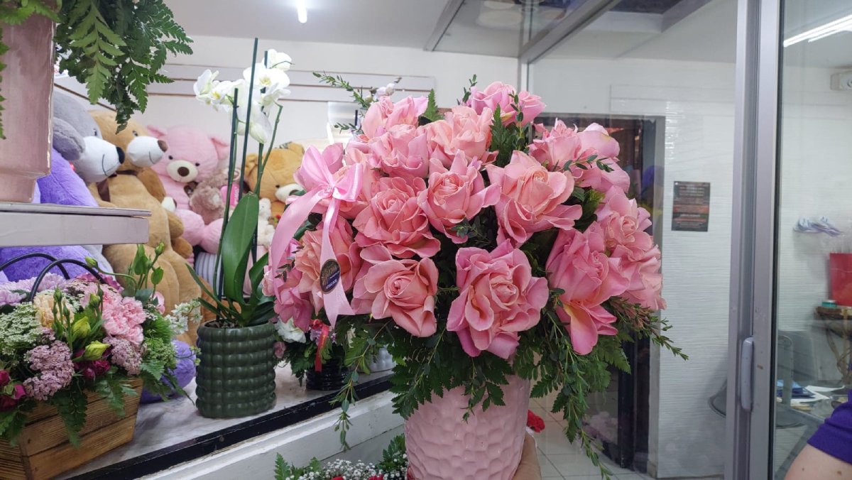 tonos rositas y flor surtida la tendencia para este 14 de febrero en salvador alvarado sin