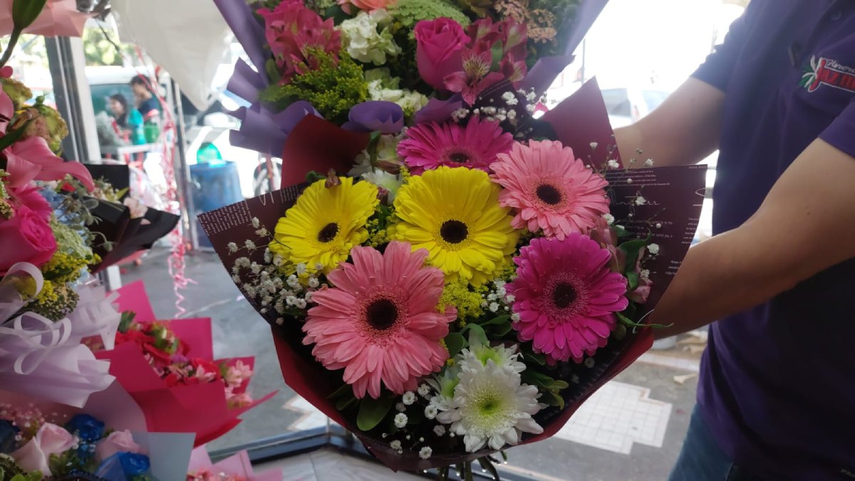 tonos rositas y flor surtida la tendencia para este 14 de febrero en salvador alvarado sinaloa